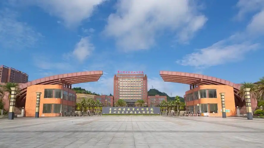 新疆公办专科大学名单汇总：38 所全收录 + 排名分数线