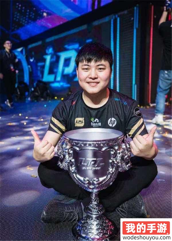 笑笑直播爆料：Uzi将成为LOL名人堂第二位成员，专属皮肤定为卡莎！